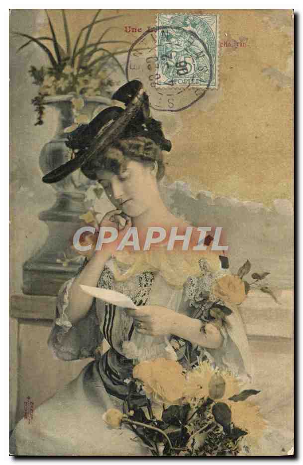 Femme en robe à dentelle tenant une lettre — éditeur non visible — n° de série non visible