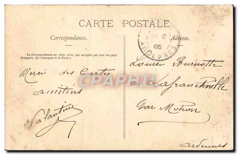 Femme en robe à dentelle tenant une lettre — éditeur non visible — n° de série non visible — Reverso