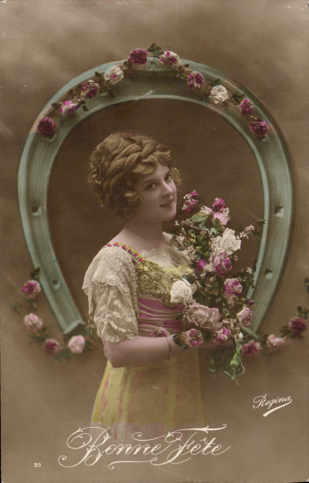 Jeune femme avec bouquet de roses — Bonne Fête — Regina, n°29