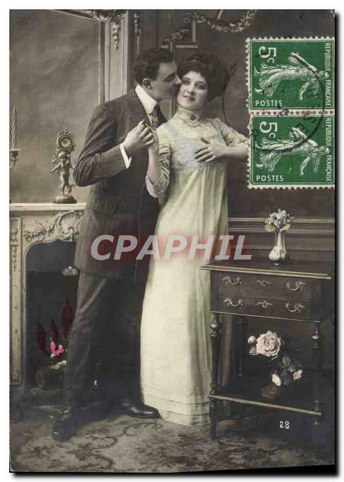 Couple en intérieur — scène affectueuse — éditeur non visible