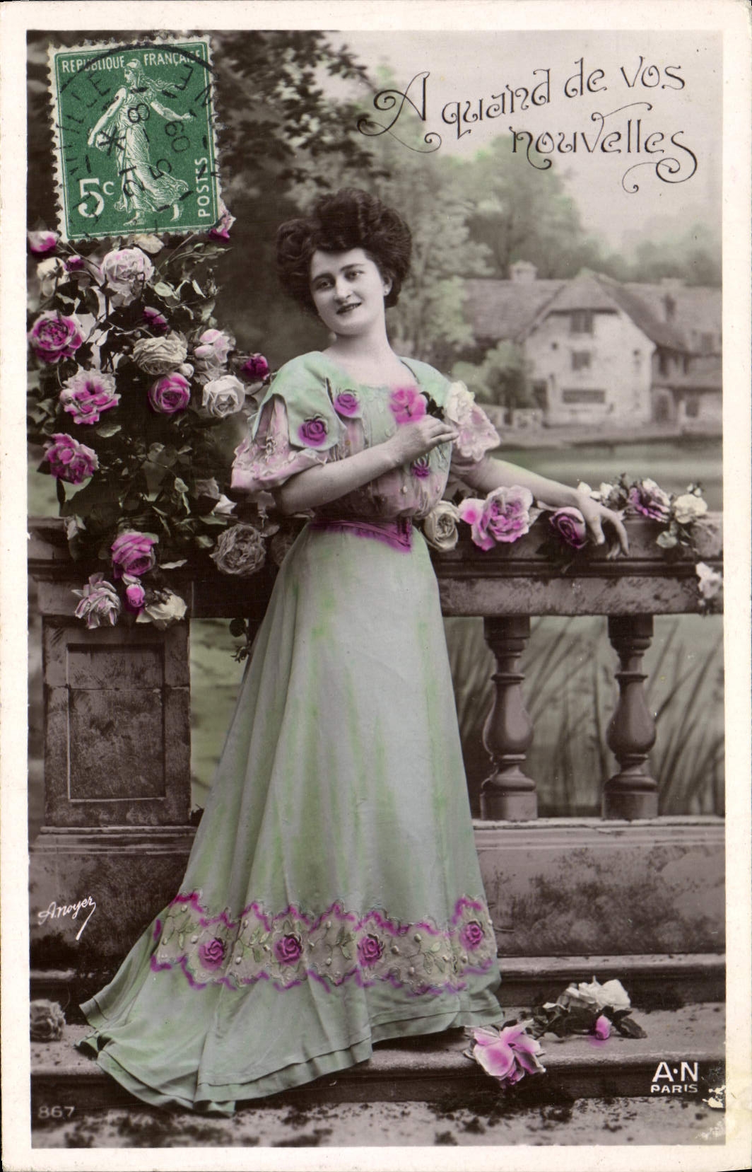 Femme en robe à motifs floraux — roses — éditeur A-N Paris, n° 867