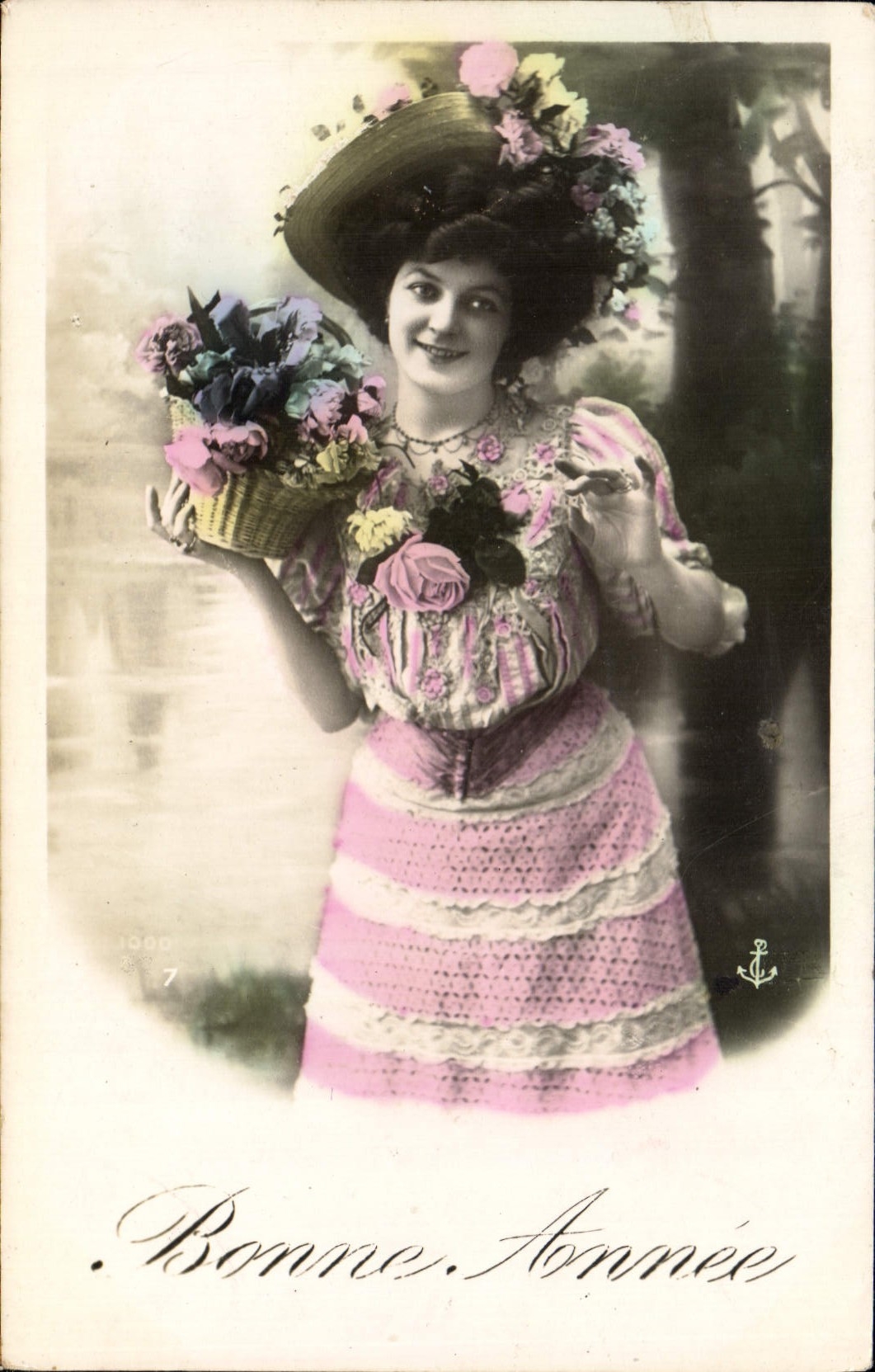 Femme en robe rose tenant un panier de fleurs — Bonne Année 1919 — éditeur anonyme, n° 7