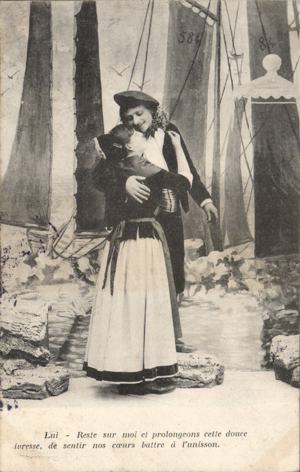 Amoureux au bord de la mer — scène de théâtre — éditeur non identifié, n° de série 584/84