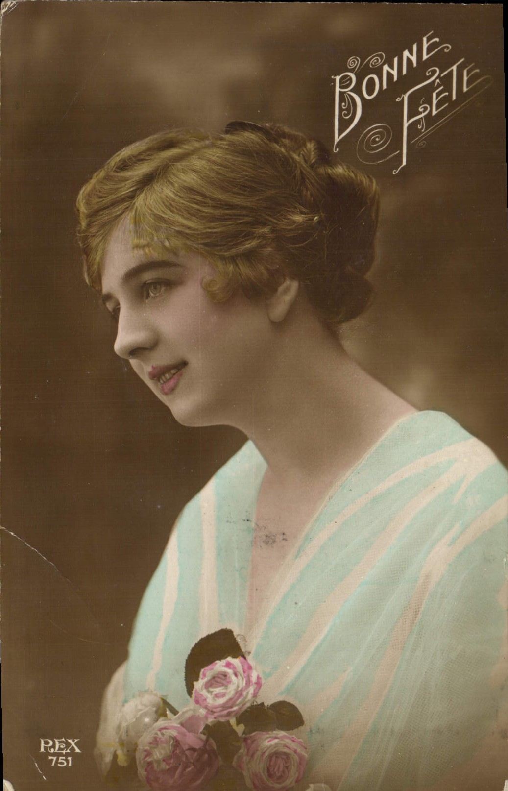 Jeune femme tenant des roses — Bonne Fête — REX 751