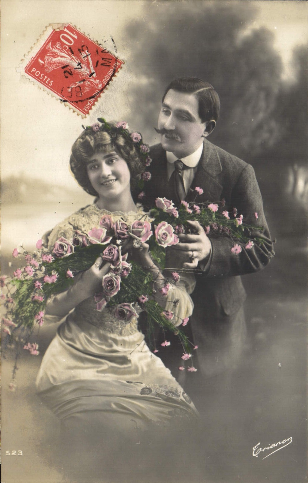 Couple avec bouquet de roses — Éditeur Erianon, n° 523