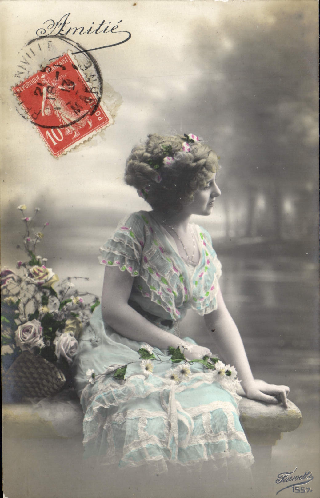 Jeune femme en robe bleue — décor floral — éditeur Fauvollz, n°1557
