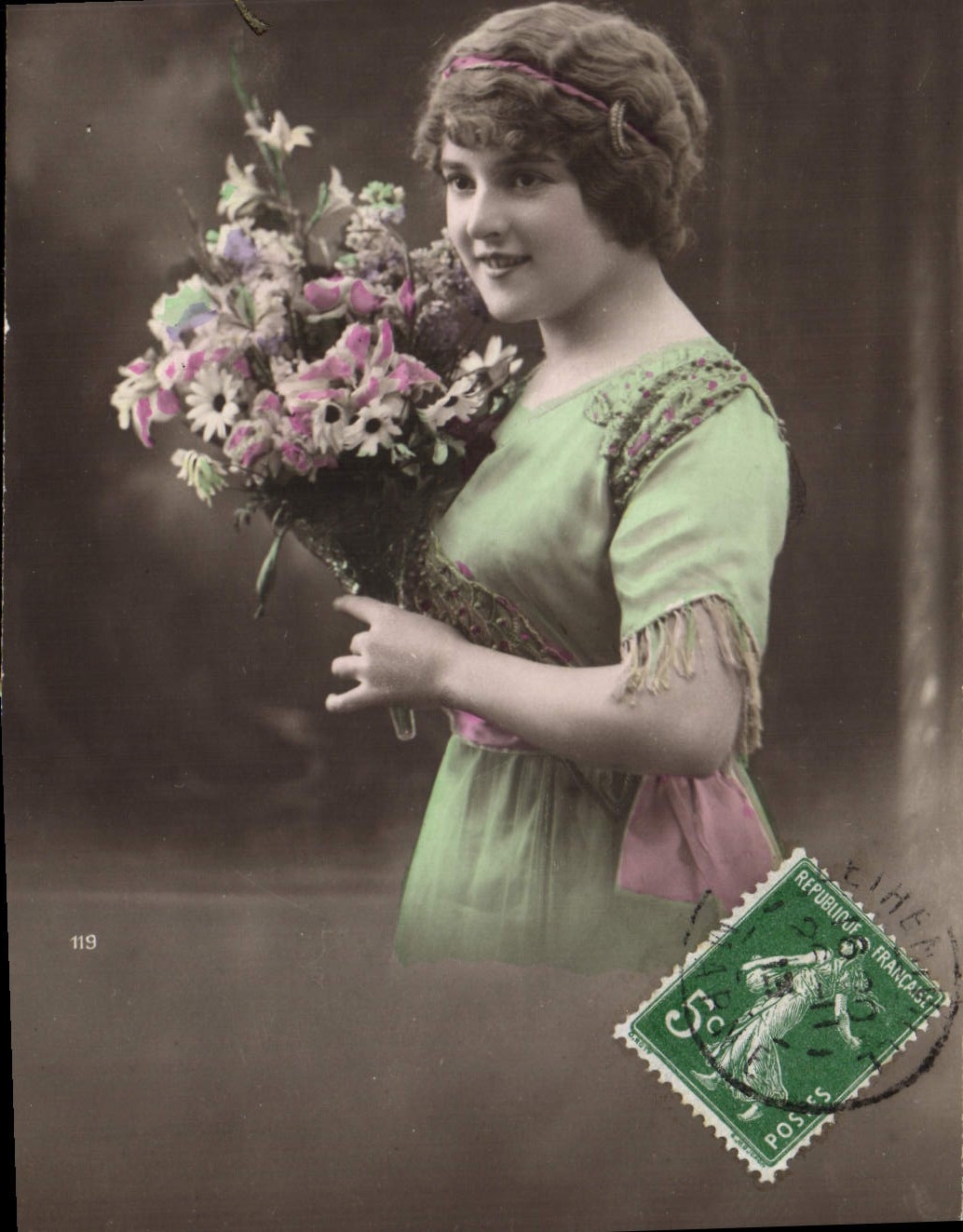 Junge Frau in grünem Kleid mit Blumenstrauß — Serie 119 — Verlag nicht sichtbar