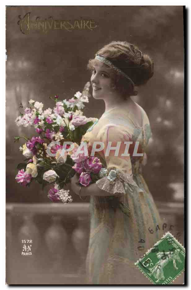 Femme en robe colorée tenant un bouquet — Anniversaire — AN Paris n°1572