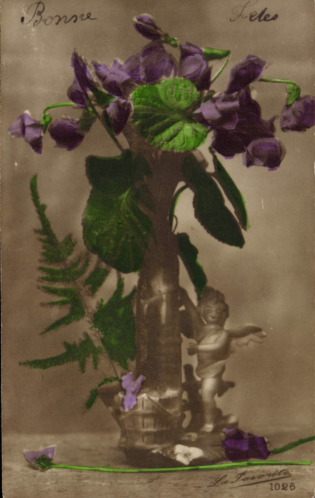 Violette — bouquet dans un vase orné d'un putto — La Favorita 1026