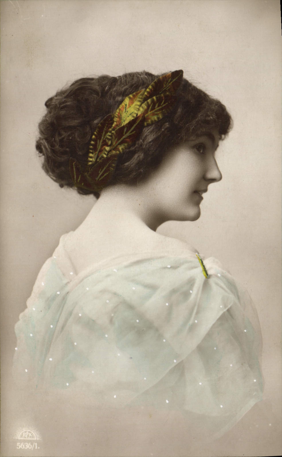 Jeune femme en profil — coiffée d'un bandeau feuillagé — RPS n° 5636/1
