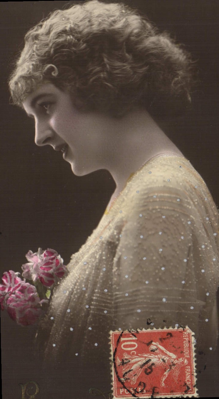 Jeune femme en robe perlée tenant des roses — éditeur inconnu, n° de série non visible