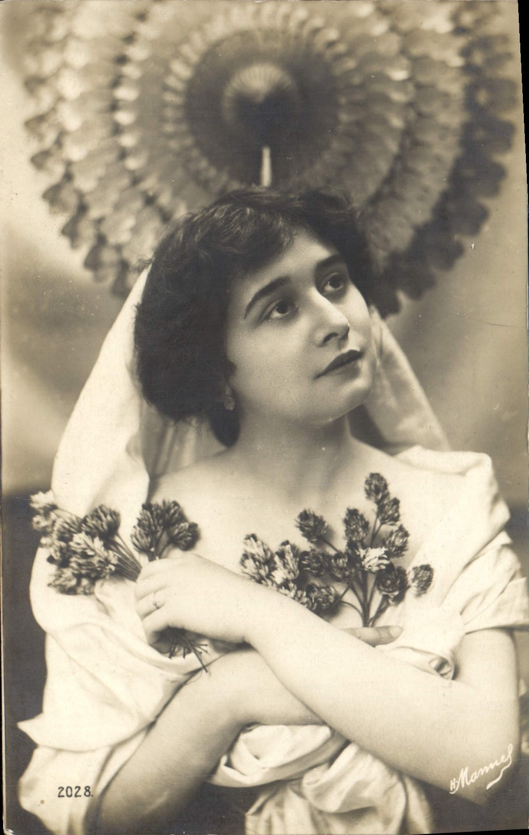 Jeune femme avec bouquet — sous ombrelle décorative — B. Mannel, n° 2028