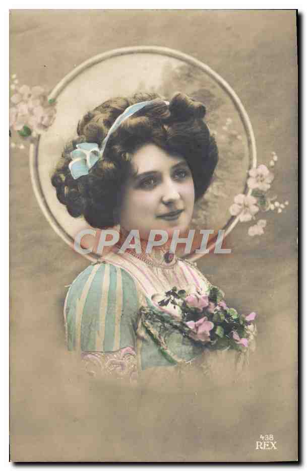 Jeune femme en robe à rayures — portrait encadré de fleurs — REX n°438