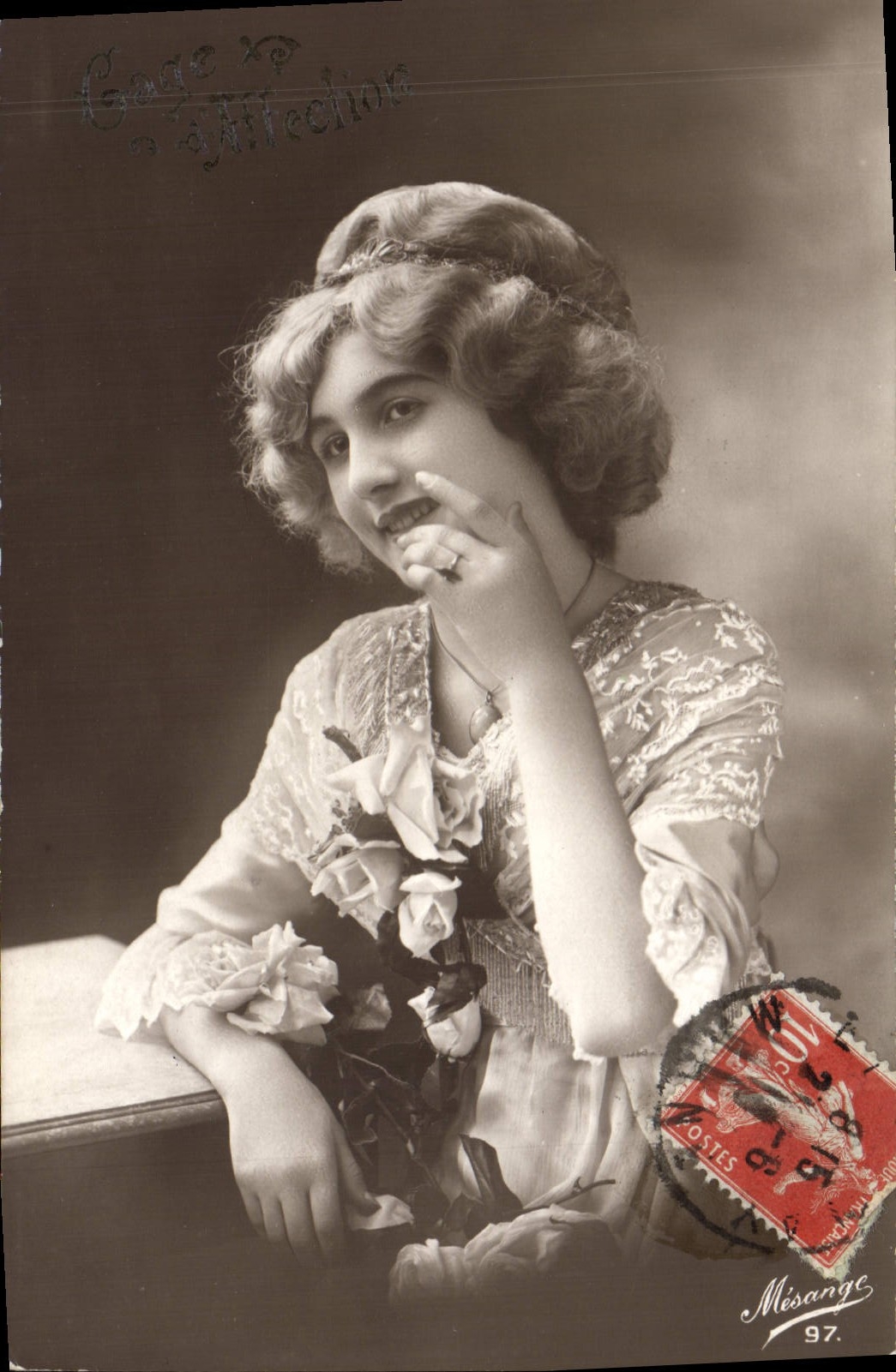 Jeune femme souriante — avec roses — éditée par Misange 97