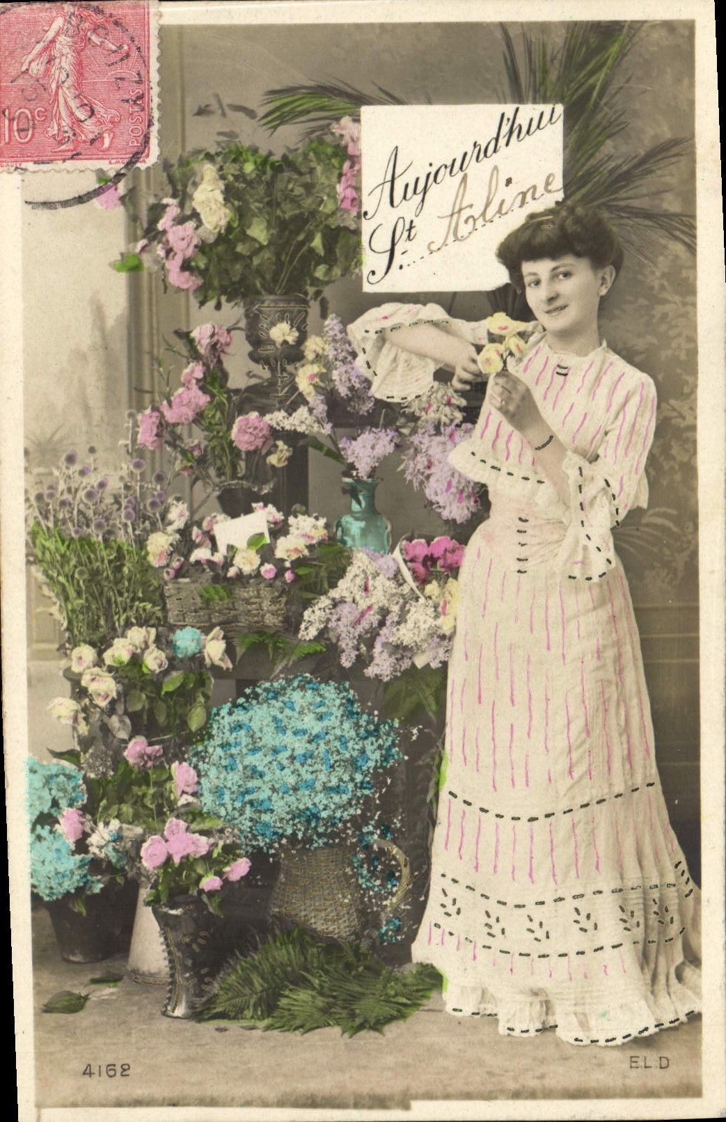 Femme en robe à rayures roses — fleurs — éditeur ELD n°4162