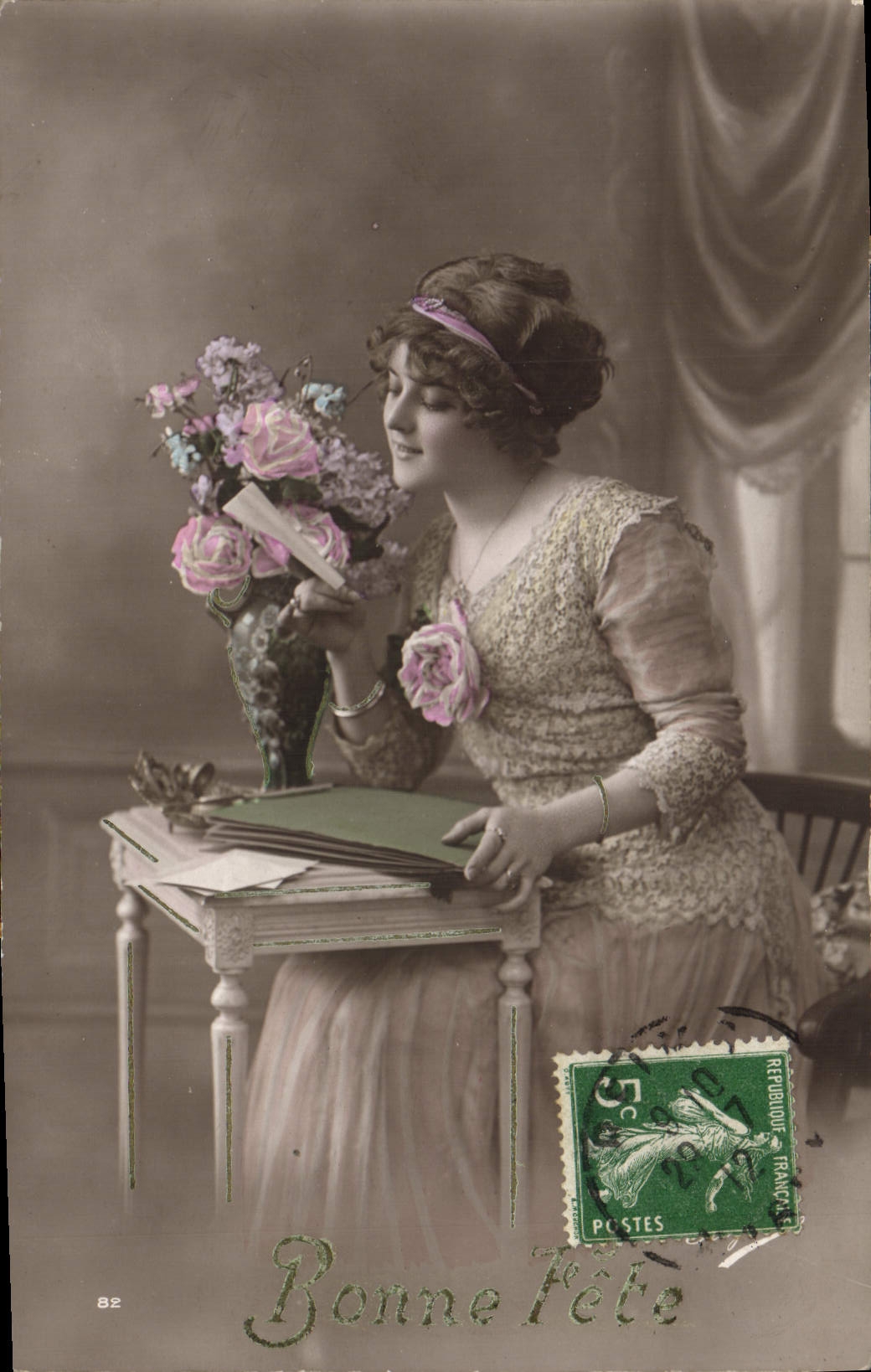 Femme à la table avec bouquet — Bonne Fête — Éditeur non identifié, n° 82