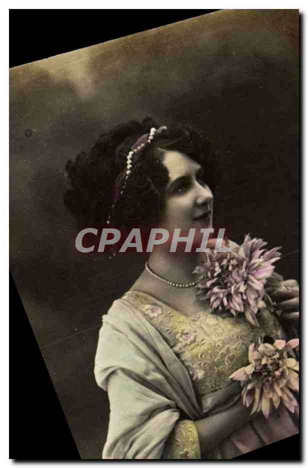 Jeune femme en robe ornée — tenant un bouquet de dahlias — éditeur anonyme