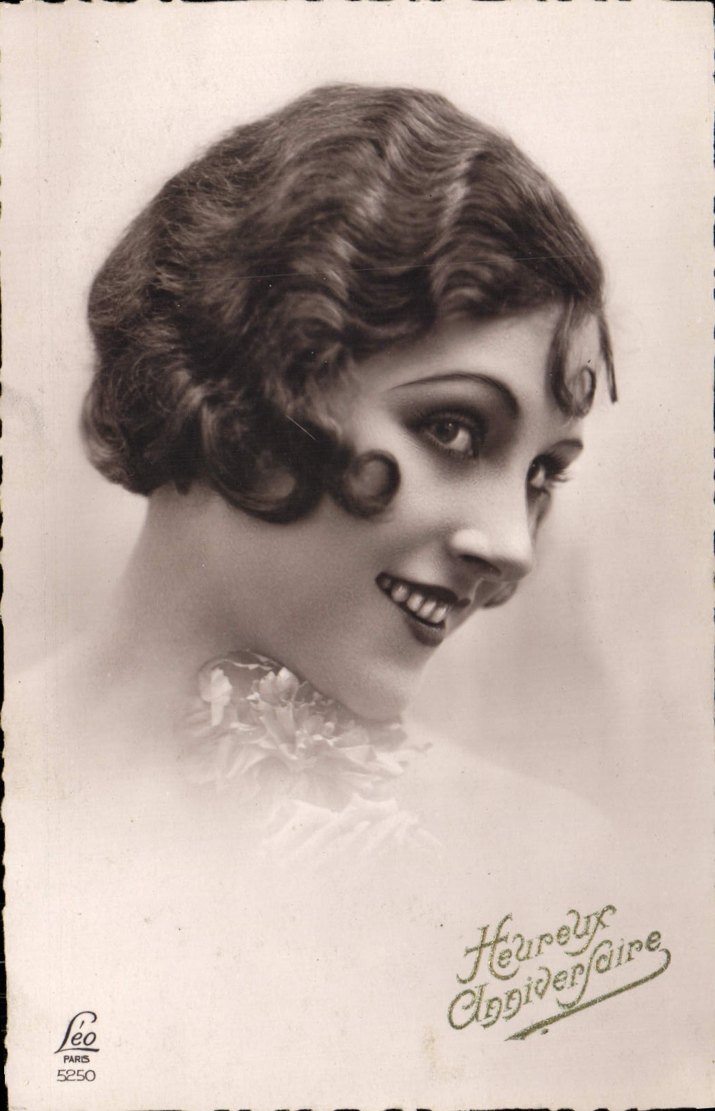 Femme souriante — carte d'anniversaire — Léo, Paris, n° 5250