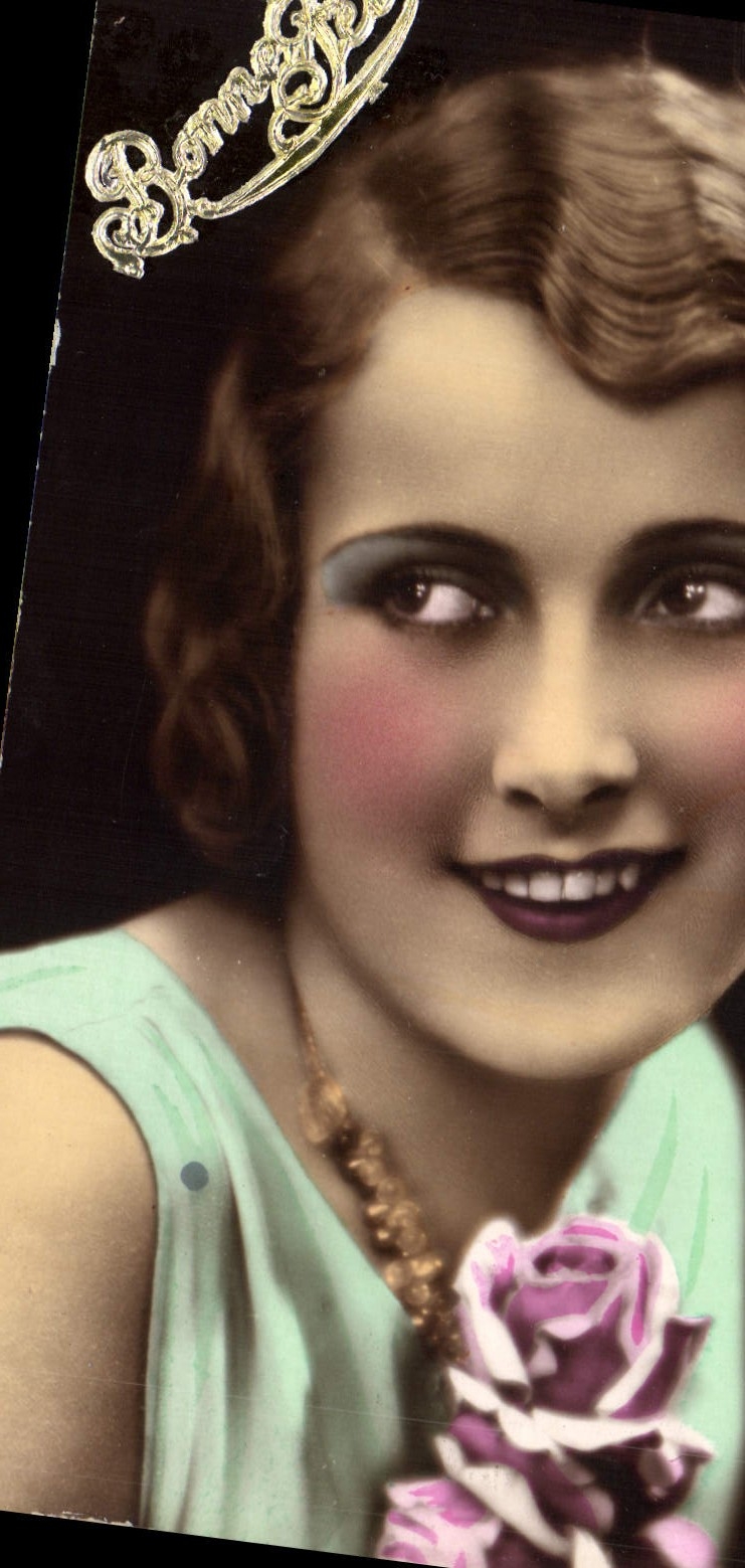 Jeune femme souriante — couronne 'Bonnette' — Éditions LÉO