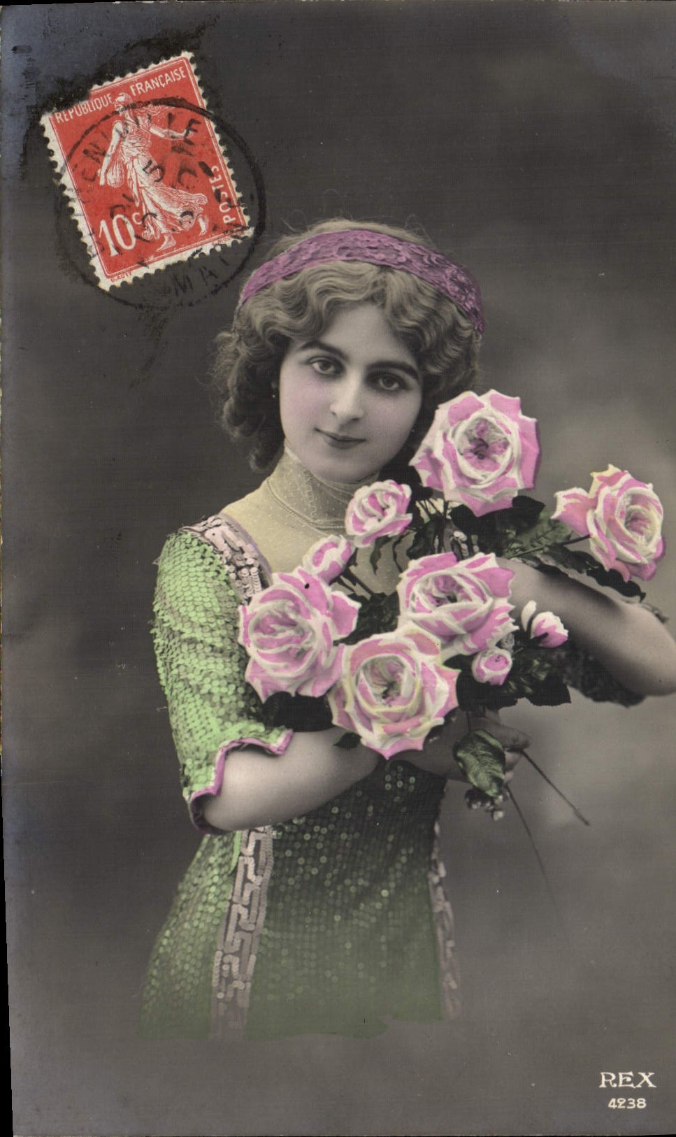 Jeune femme en robe verte tenant des roses — REX 4238 — Éditeur REX