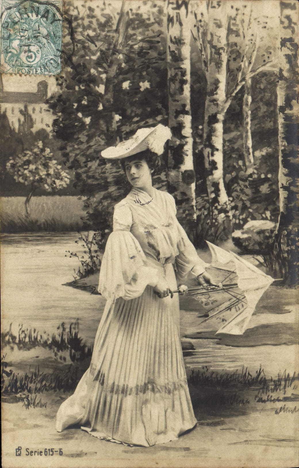 Frau in langer Robe und Hut — im Wald — Verlag 'Posters' Serie 615-5