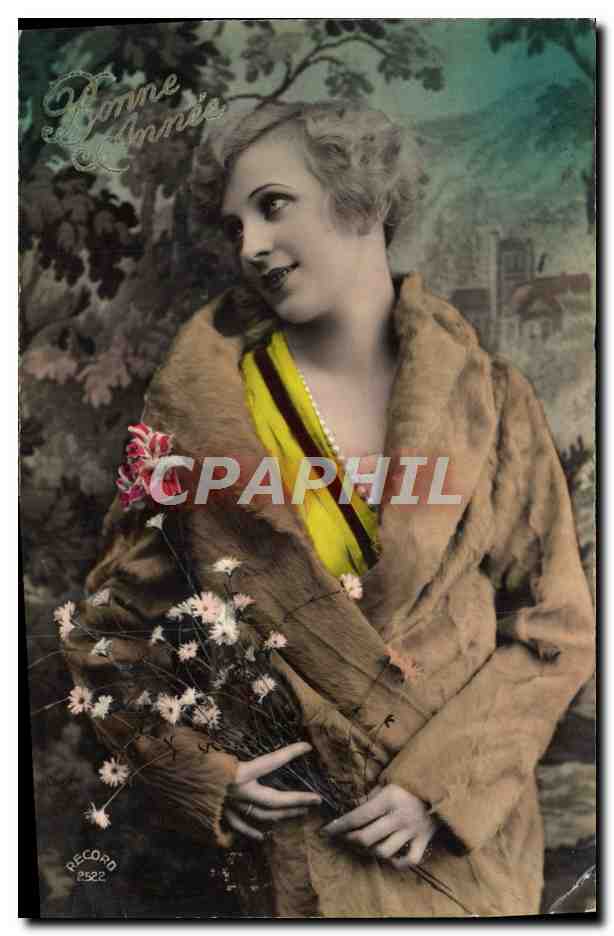 Jeune femme en manteau de fourrure — tenant un bouquet — éditée par RECORD n°2822