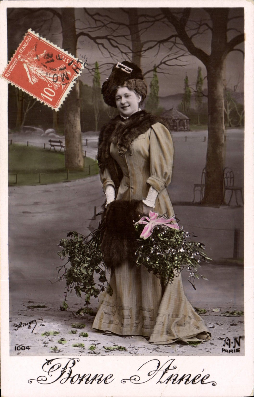Femme en robe et fourrure tenant un bouquet — Bonne Année — J. Angruer, Paris, n° 1004