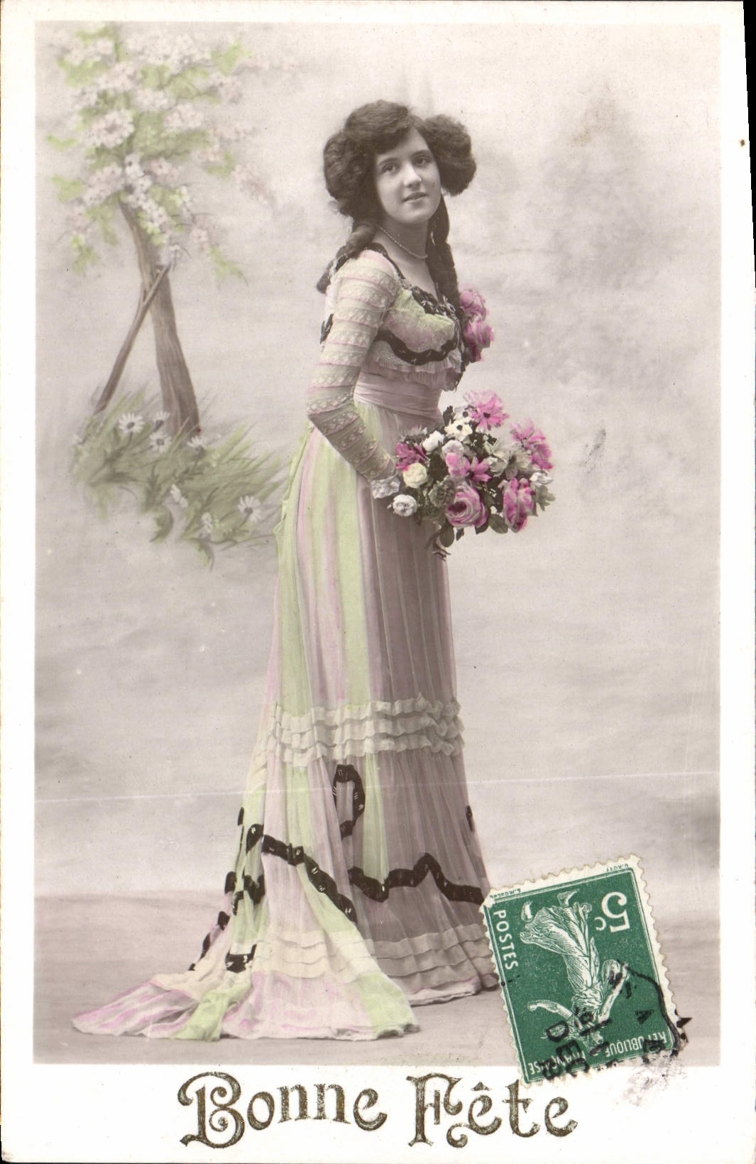 Jeune femme en robe colorée — Bonne Fête — Émaillographie 'ETOILE', Paris