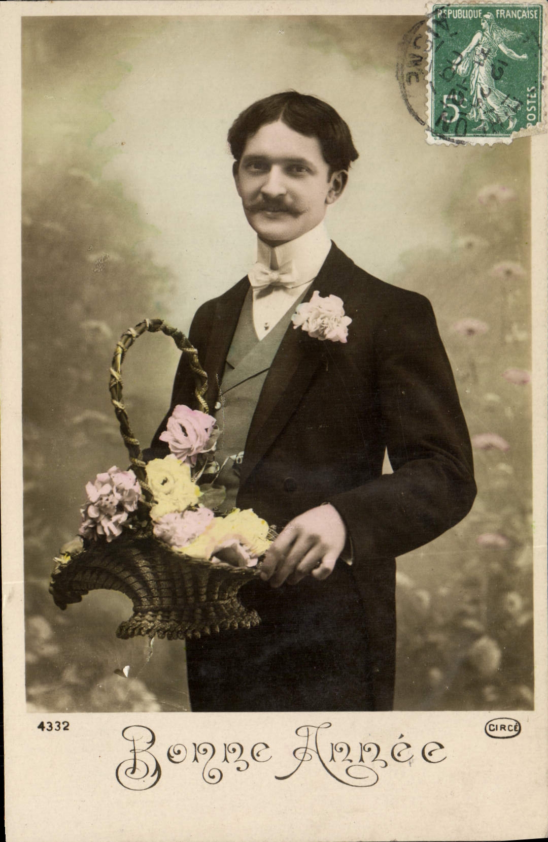 Homme en costume tenant un panier de fleurs — Bonne Année — CIRCÉ n°4332