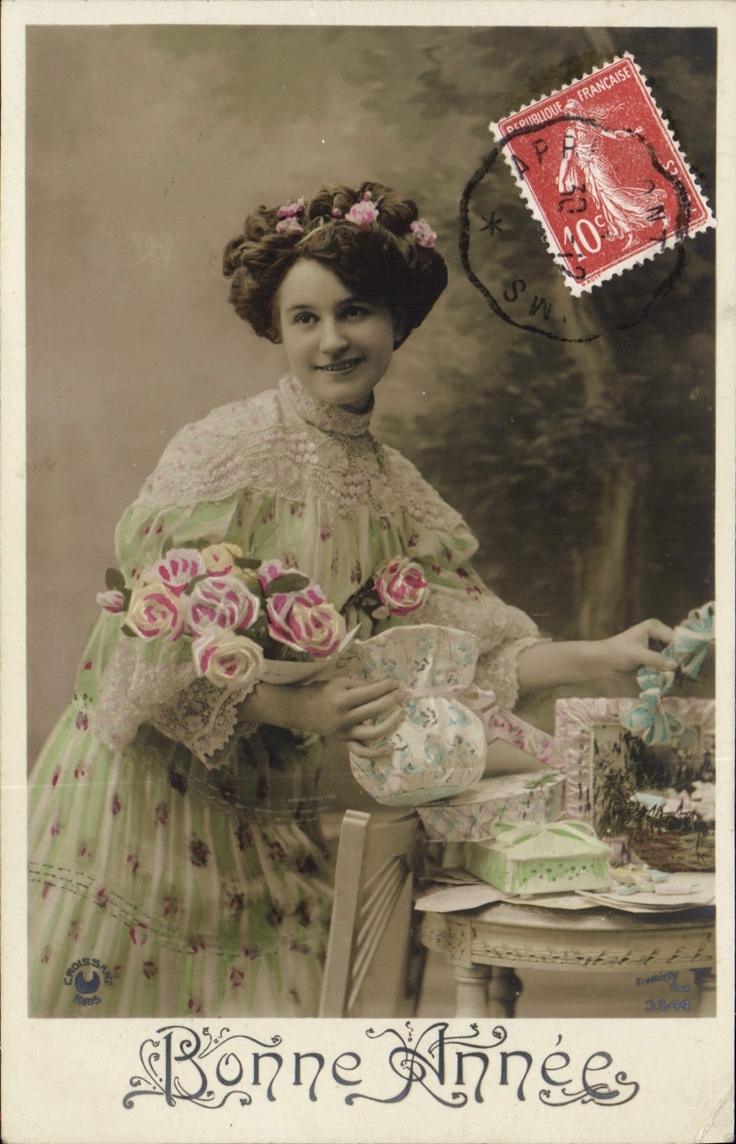 Mujer en vestido verde sosteniendo rosas — Feliz Año — editada por CROSSAY 1905