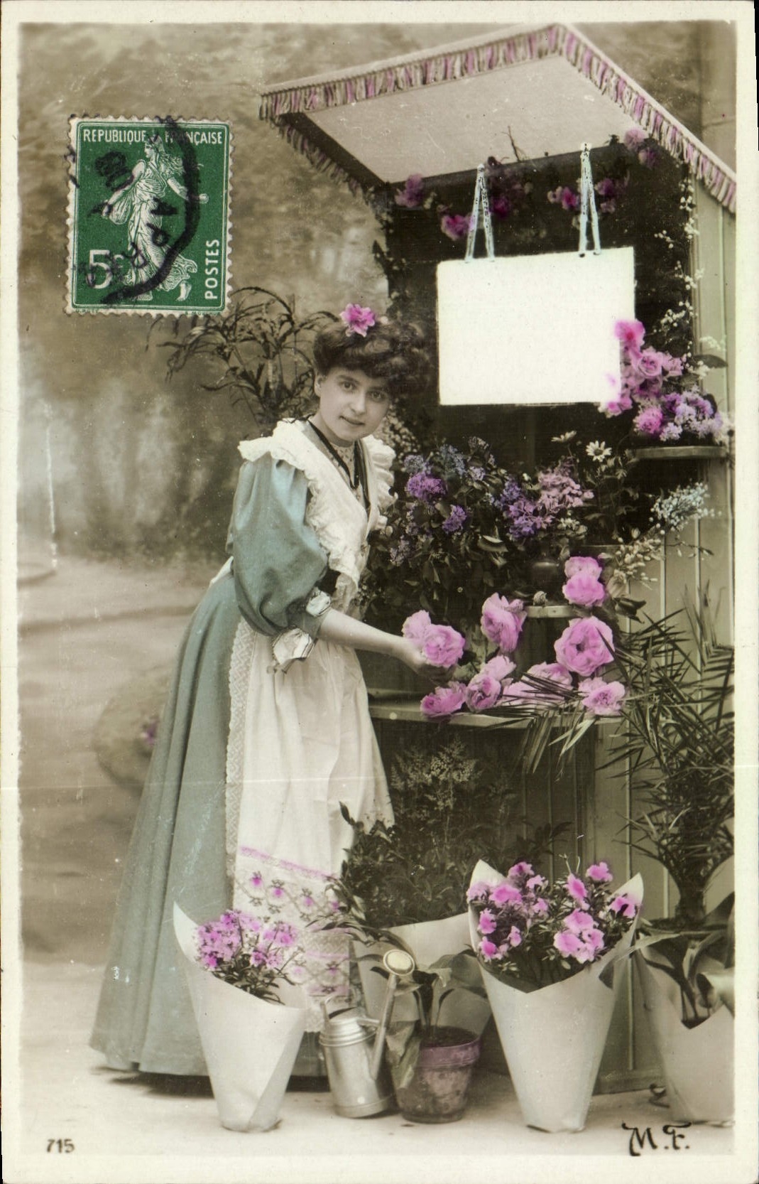 Femme à un kiosque de fleurs — éditeur M.F., n° 715