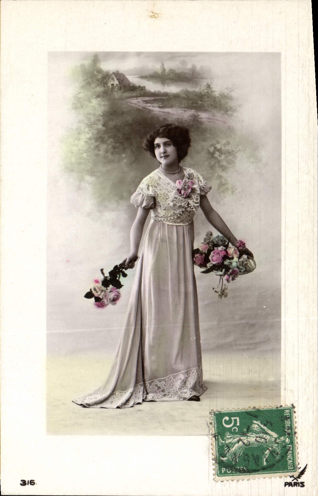 Jeune femme en robe longue — tenant des bouquets — éditeur Paris, n° 316