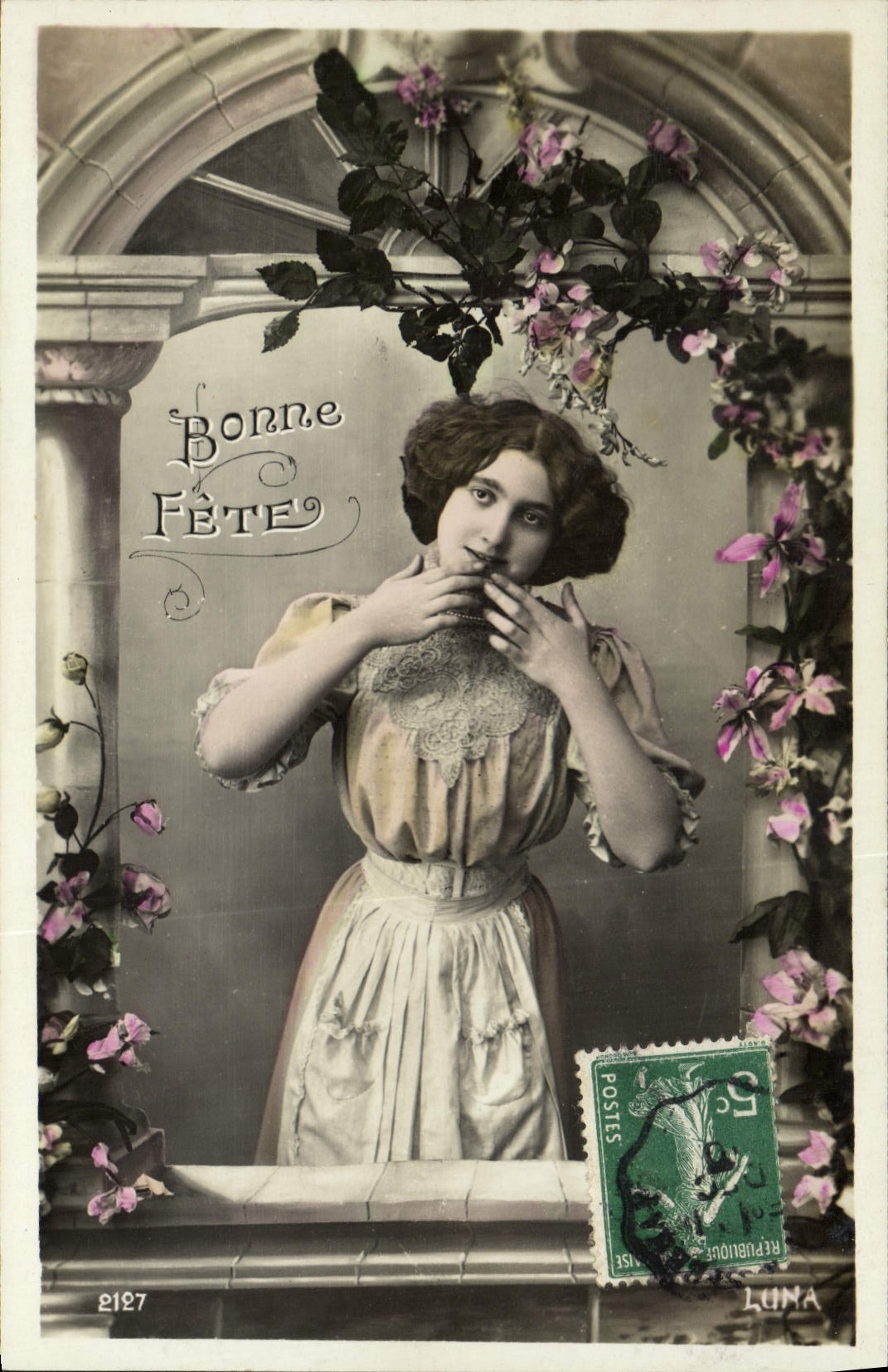 Femme en robe à jabot — décor floral — éditeur LUNA n°2127