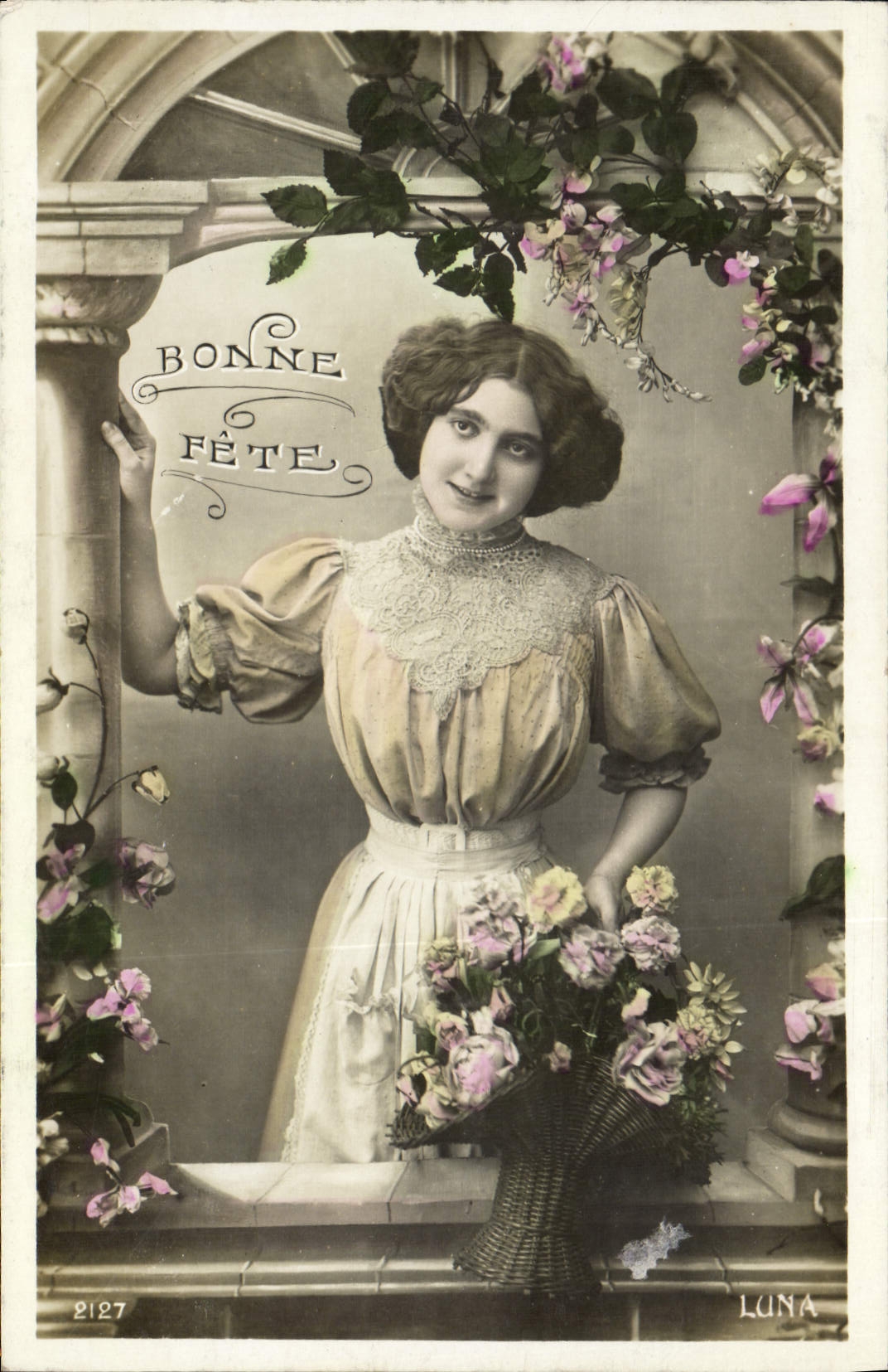 Femme en robe à jabot — 'BONNE FÊTE' — Luna, n° 2127