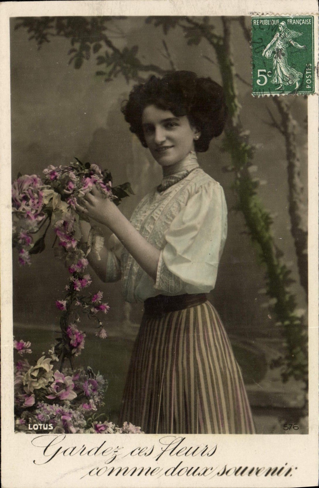 Femme avec bouquet de fleurs — message souvenir — éditeur LOTUS, n° 576