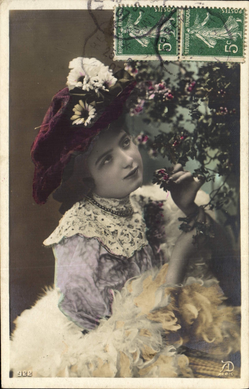 Jeune femme en chapeau décoré — Paris — éditeur AD, n° 322