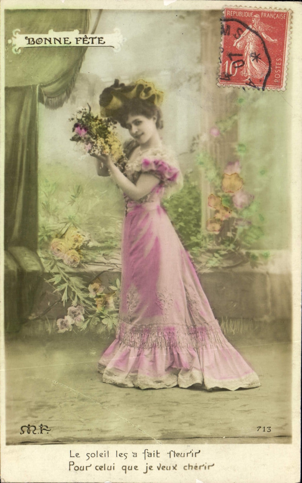 Femme en robe rose tenant des fleurs — Bonne Fête — M.P. n°713