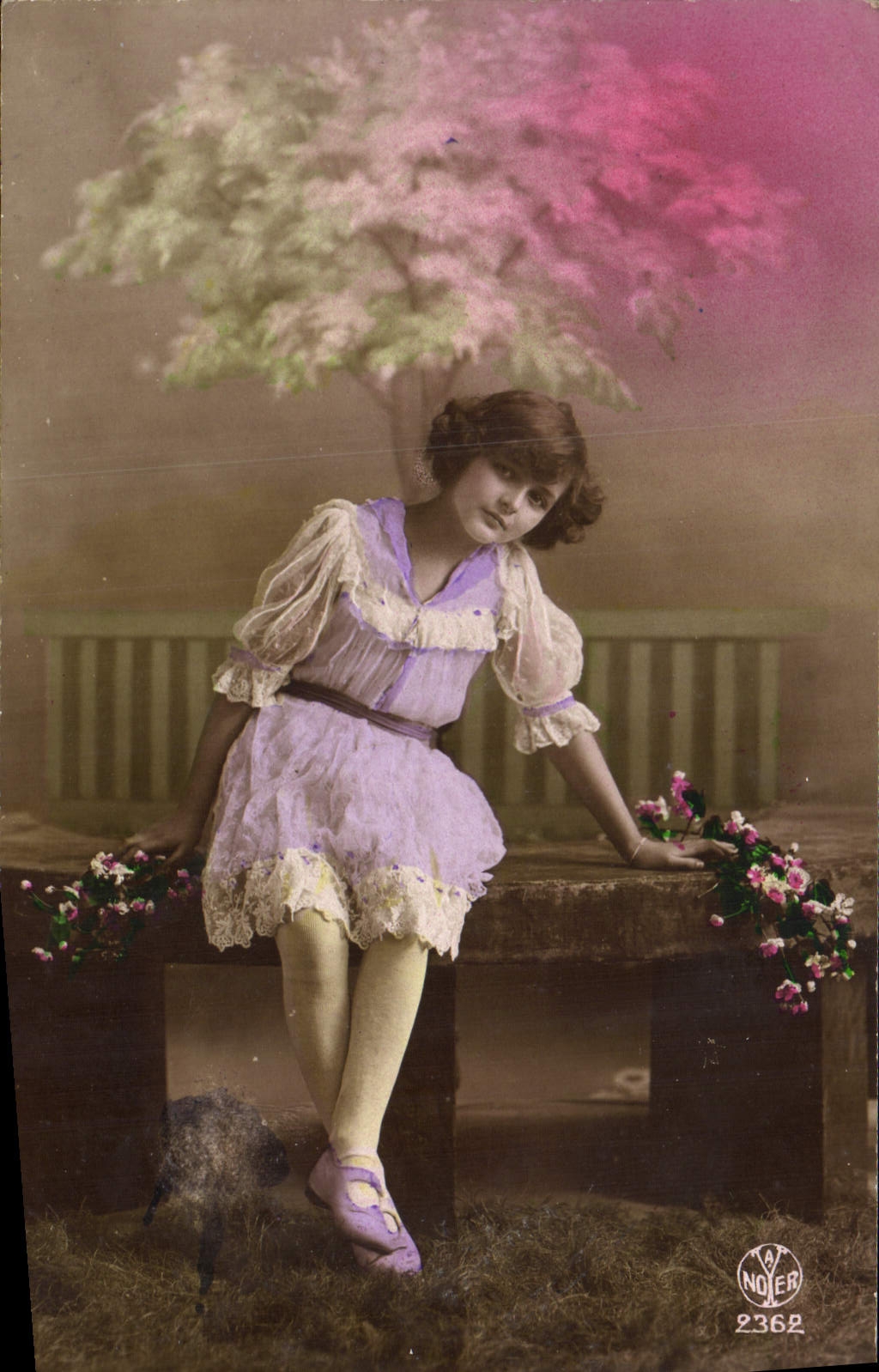 Jeune fille en robe lilas — studio Noyer — n° 2362
