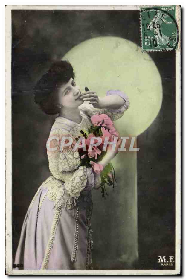 Femme en robe lilas tenant un bouquet de roses — M.F. Paris — n°340