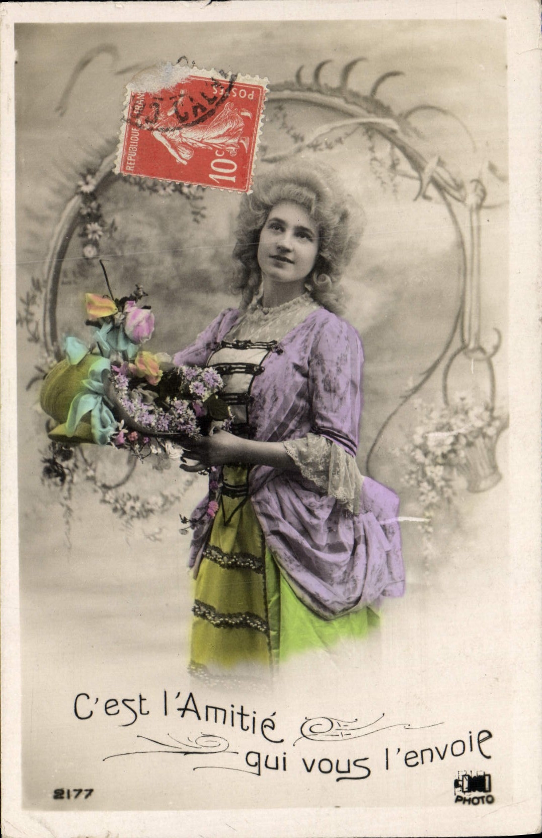 Frau in violettem und grünem Kleid — Freundschaft — Photo Réfrigérou