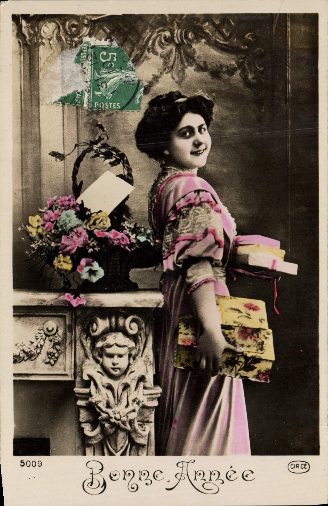 Femme en robe colorée tenant des cadeaux — Bonne Année — CIRCE n°5009