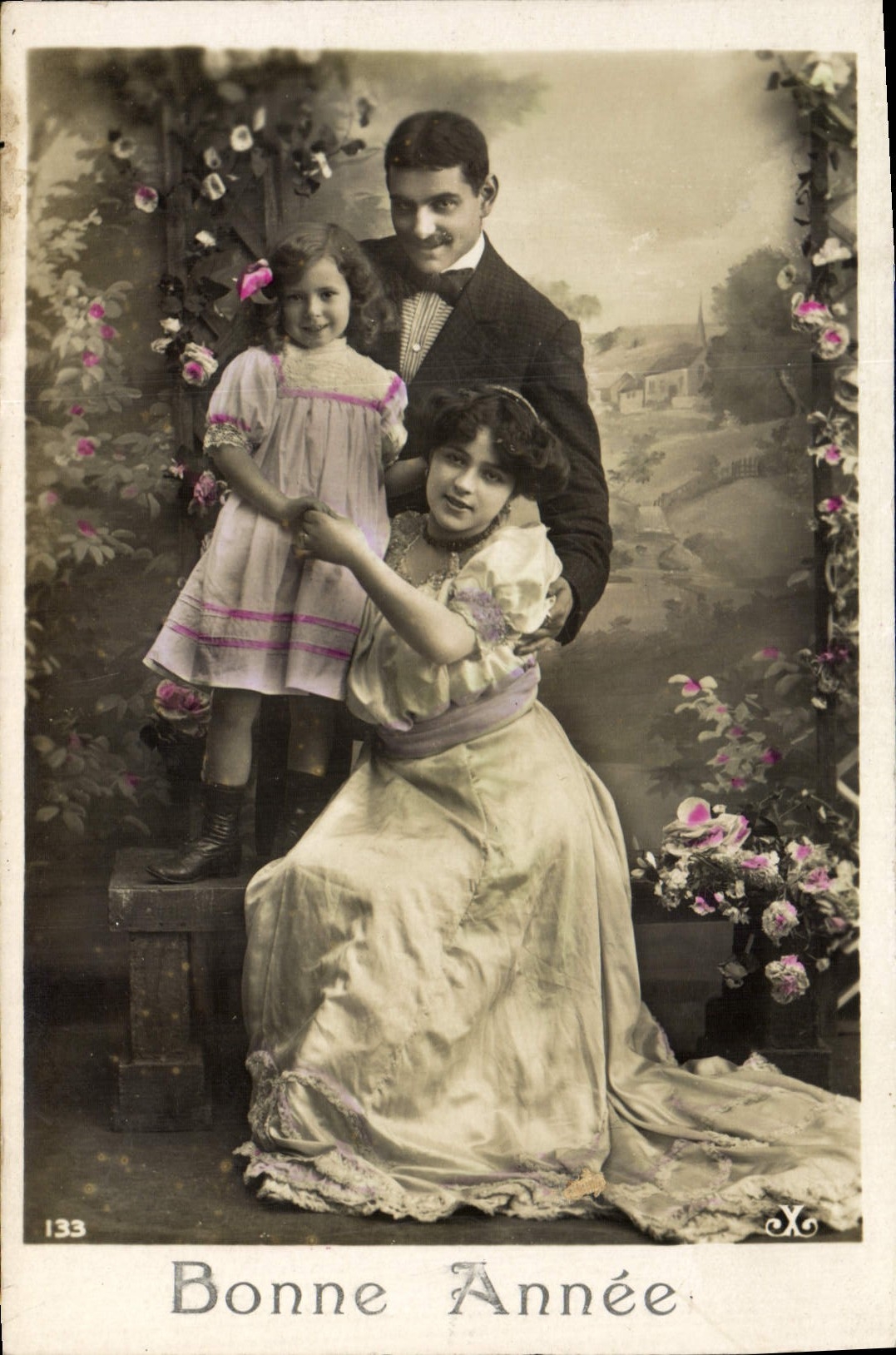 Famille — portrait de trois personnes — éditeur X, n° 133