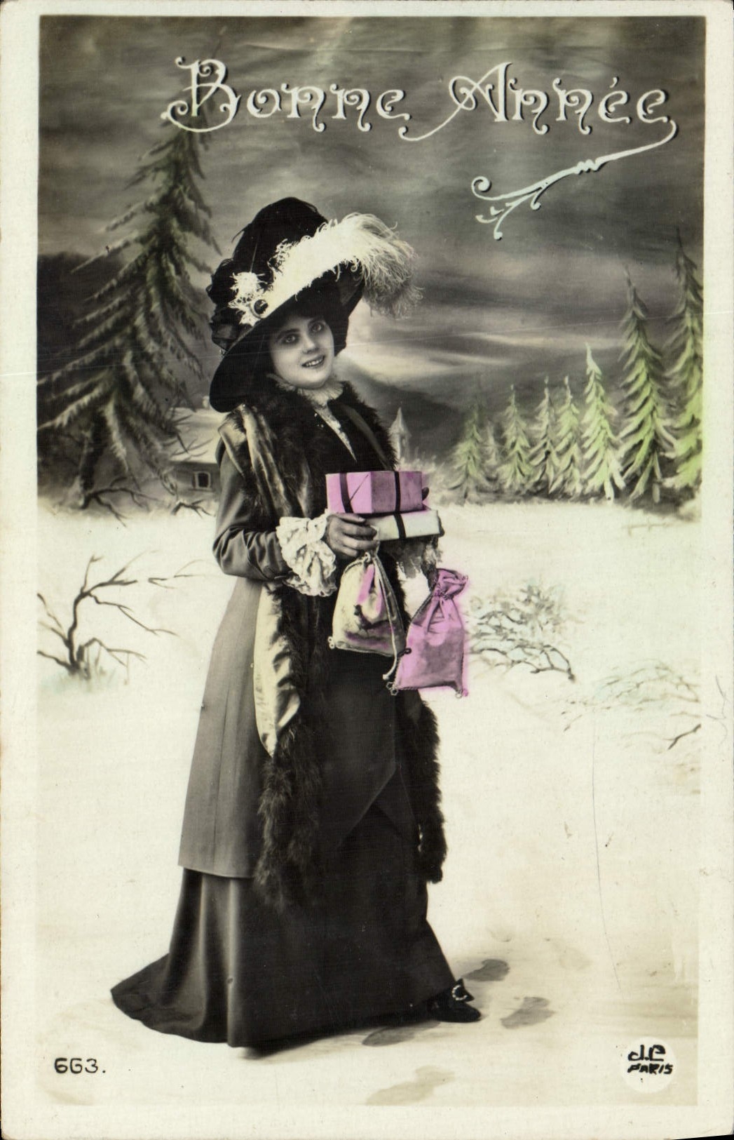 Femme en robe fourrée tenant des cadeaux — Bonne Année — J.P. PARIS n°663