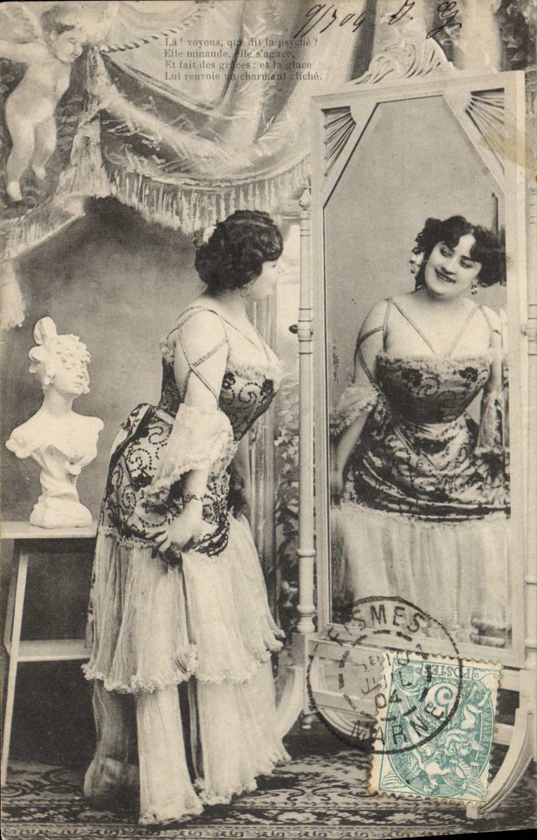 Femme devant un miroir — scène de théâtre — éditeur H. MES