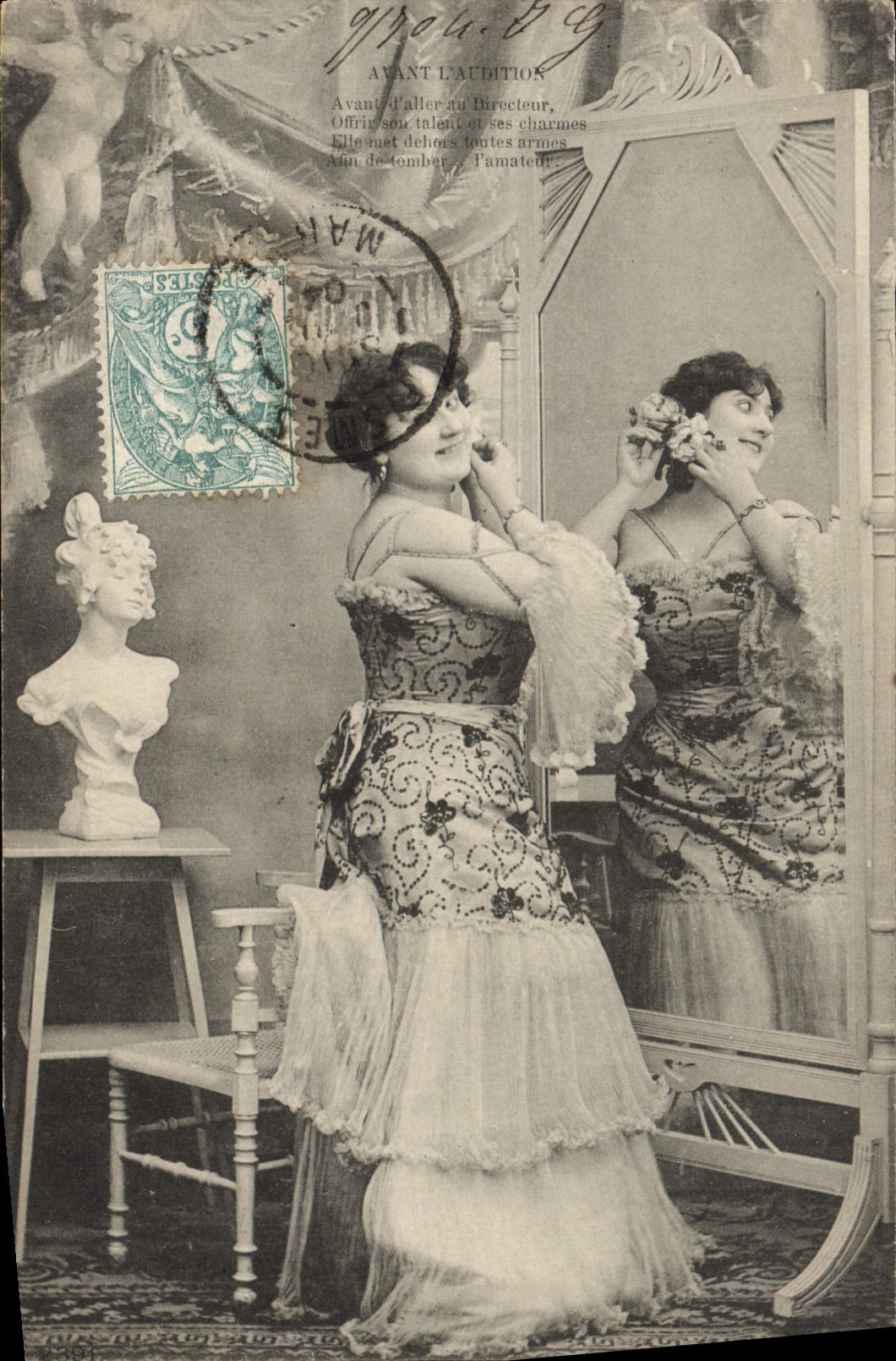 Femme en robe de scène devant un miroir — Avant l'audition — éditeur non identifié