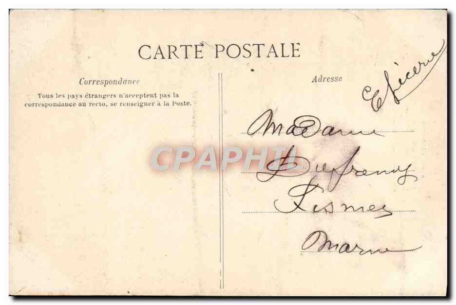 Femme en robe de scène devant un miroir — Avant l'audition — éditeur non identifié — Reverso
