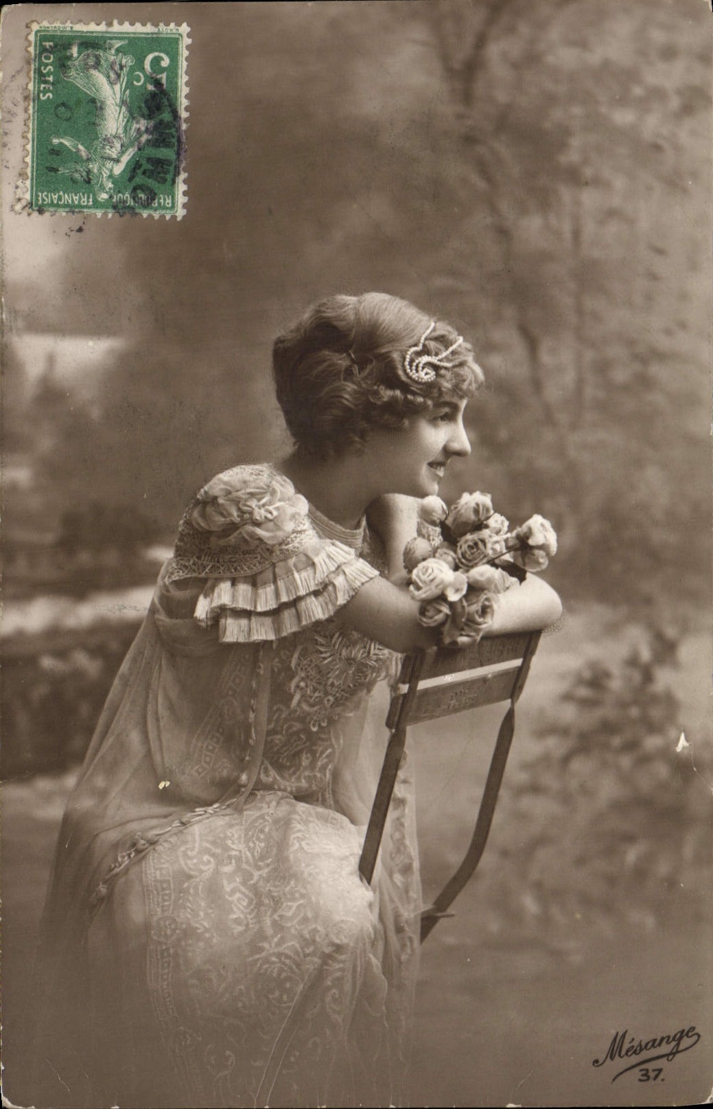 Jeune femme en robe ornée — avec bouquet de roses — éditée par Mésange 37