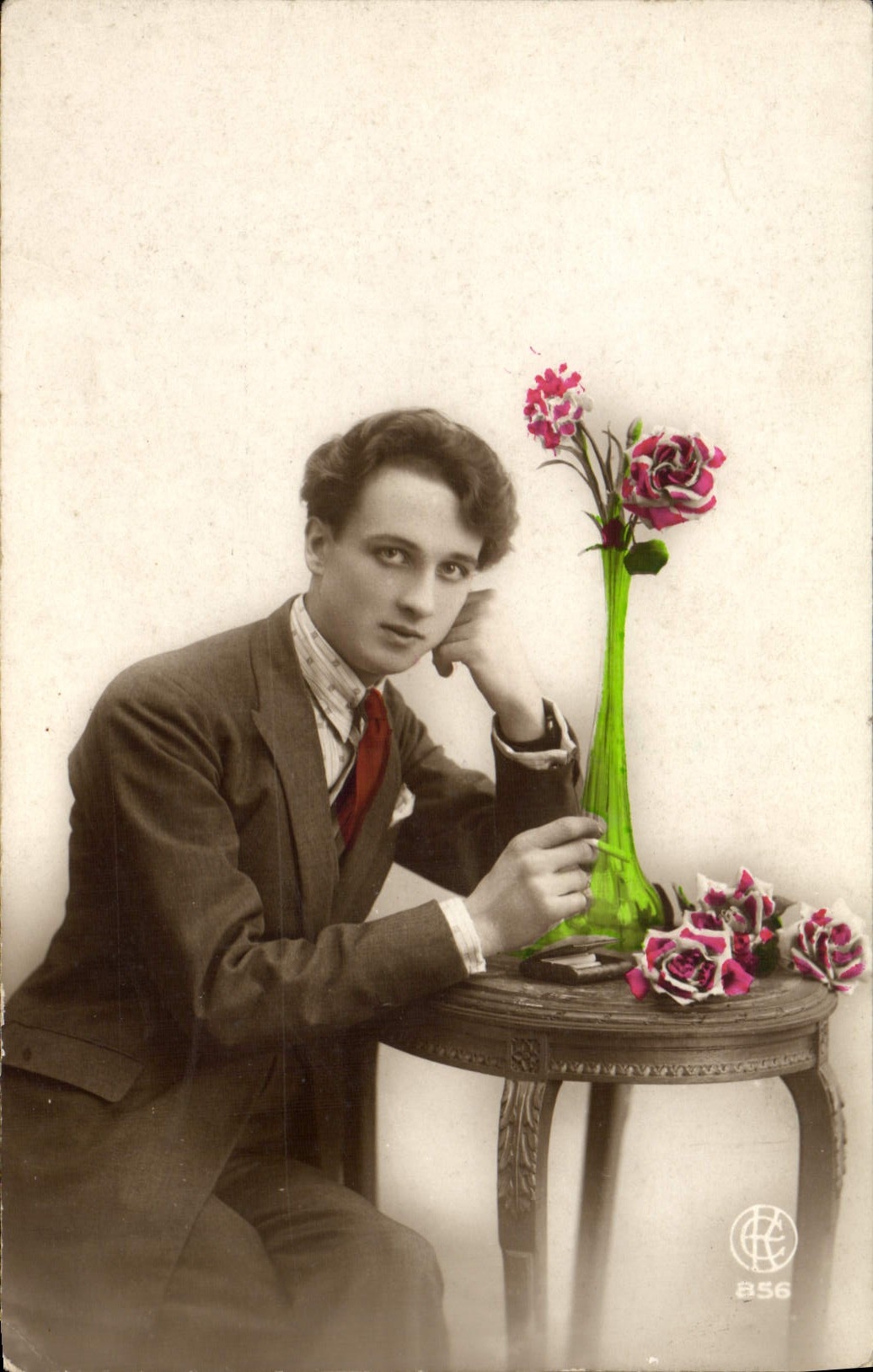 Junge Mann im Anzug — mit Rosen-Vase — Verlag GC n°856