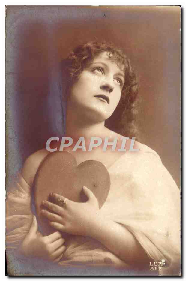 Femme tenant un cœur — phototypie — LUX 322
