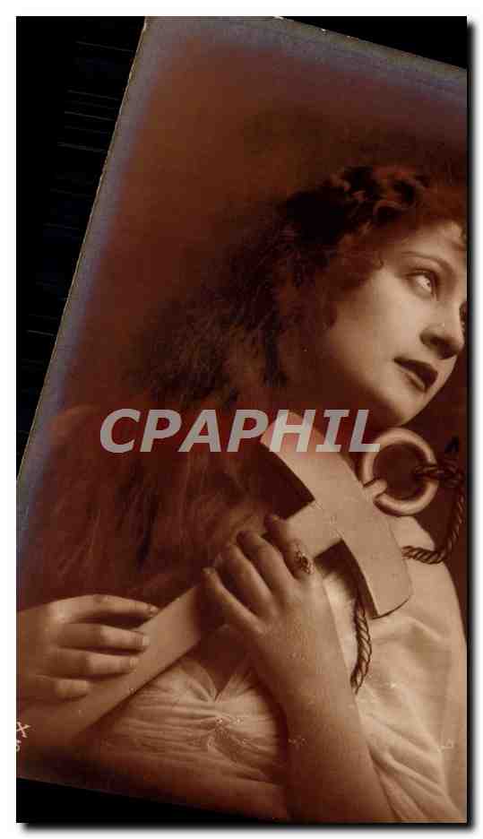 Jeune femme tenant un crucifix — éditeur inconnu, n° de série non visible
